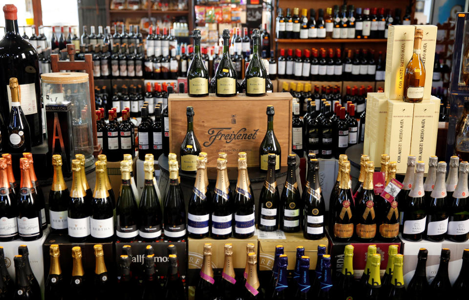 <p>Otro de los productos españoles que triunfa en el extranjero es el cava. Es habitual encontrar botellas de marcas como Freixenet o Codorníu en estanterías de supermercados de Alemania o Reino Unido. (Foto: Albert Gea / Reuters). </p>