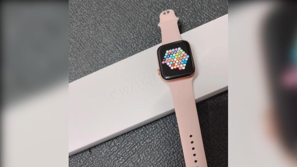 女網友在路邊使用Apple Watch引起了男童的好奇心。（圖／翻攝自爆廢1公社臉書）