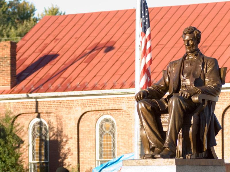 Geboren in Kentucky: Im Stadtkern seines Geburtsortes Hodgenville steht diese Statue des ehemaligen US-Präsidenten Abraham Lincoln. Foto: Kentuckytourism.com