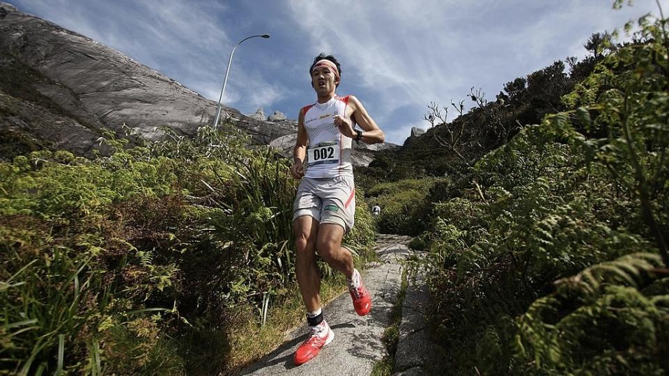 A skyrunner descending a mountain