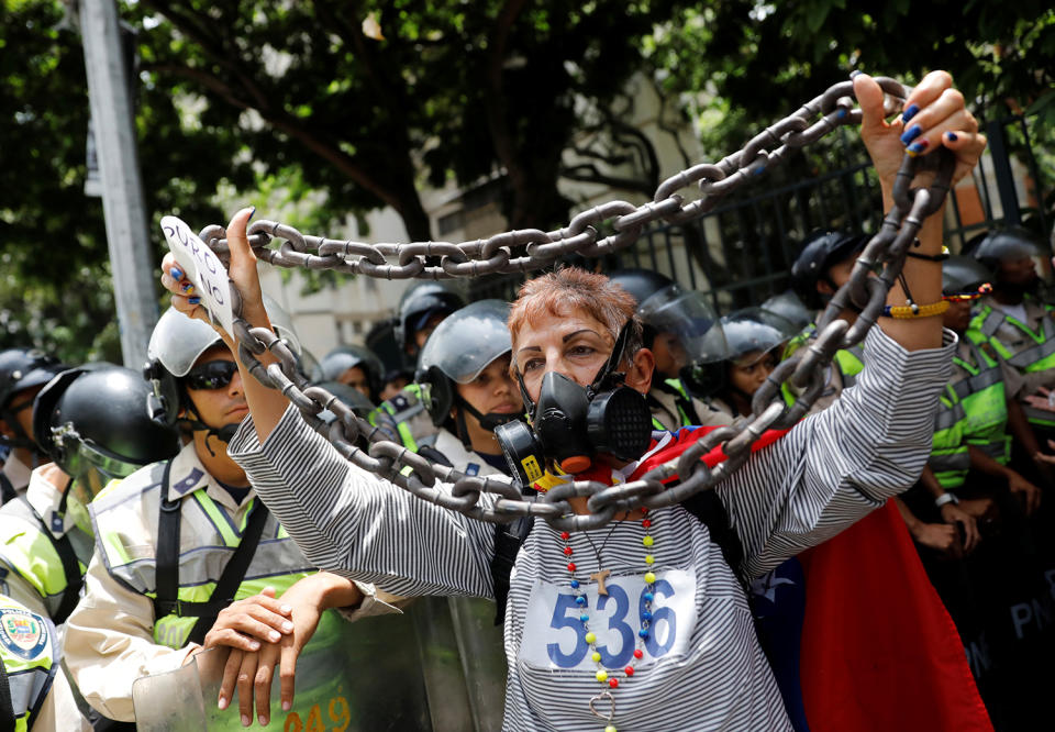 Opposition supporters in chains rally in Caracas