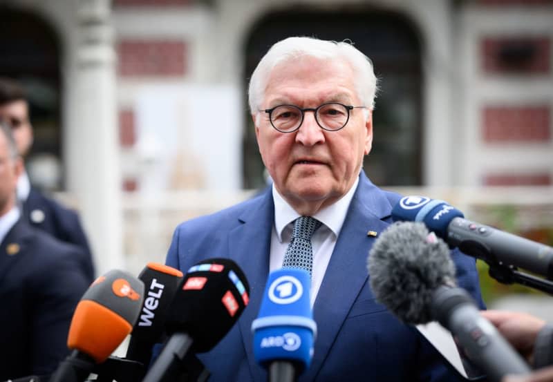 German President Frank-Walter Steinmeier speaks to media representatives outside Istanbul Sirkeci railroad station. Bernd von Jutrczenka/dpa