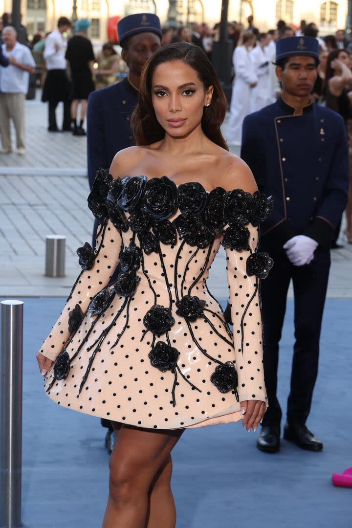 Anitta ya se convirtió en una figura habitual en el Vogue World. En esta ocasión, la estrella brasileña deslumbró con un minivestido de Balmain. El diseño, de escote palabra de honor, llamó la atención por sus apliques florales en 3D