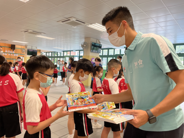 香港運動員親身送上本屆體育節亦特別印製的「做住運動迎奧運 – 倒數30日」日曆，鼓勵學生一起做運動迎奧運