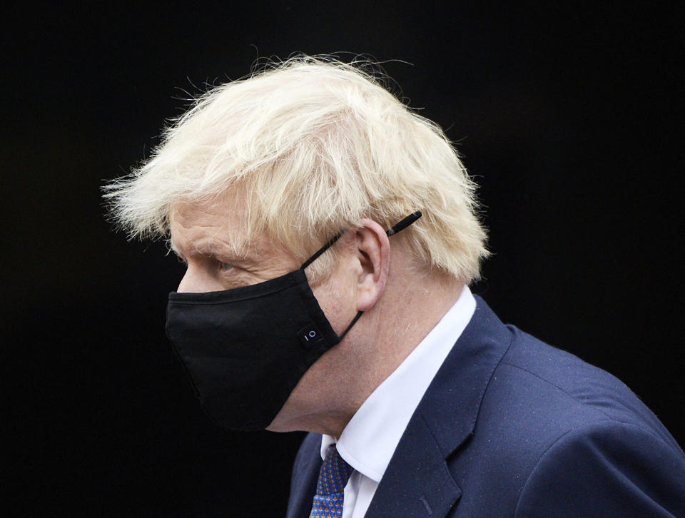 El primer ministro británico Boris Johnson visita las oficinas de Octopus Energy en Londres, el lunes 5 de octubre de 2020. (Leon Neal/Pool via AP)