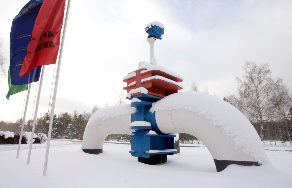 A model of a pipeline is seen at the main entrance to the Gomel Transneft oil pumping station, which moves crude through the Druzhba pipeline westwards to Europe, near Mozyr some 300 km (185 miles) southeast of Minsk January 8, 2010.  REUTERS/Vasily Fedosenko/File Photo