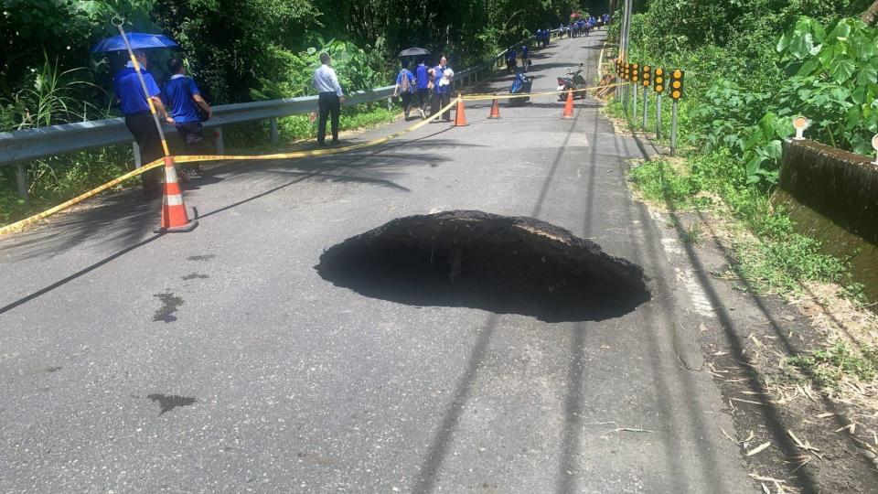 高雄近來連日大雨，六龜高131線道（往紅水坑）9.8k處道路突然塌陷，一名50歲婦人險遭吞噬。讀者提供