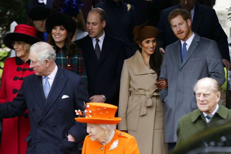 2017年12月25日，英國王子哈利與當時的未婚妻梅根，及其他王室成員共同出席耶誕節禮拜。（AP）