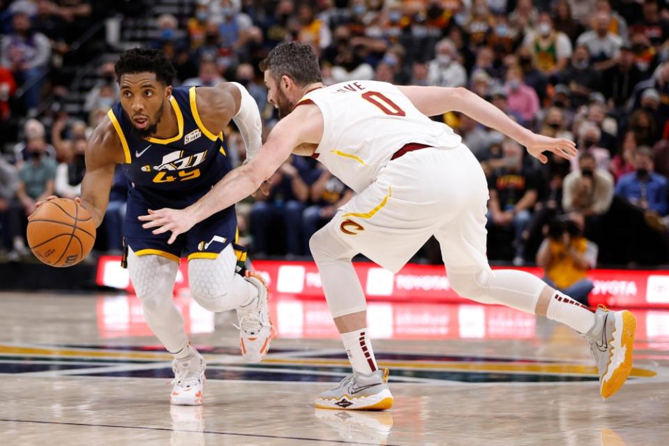 Donovan Mitchell defended by Kevin Love