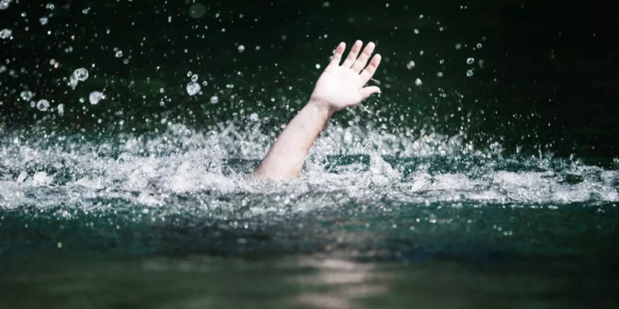 Mujer es arrastrada por la corriente de un río al intentar probar si su perro la ayudaba.