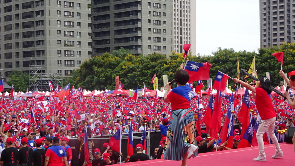 ▲韓國瑜的造勢場子總是可以看到國旗海飄揚。（圖／柳榮俊攝，2019.6.22)