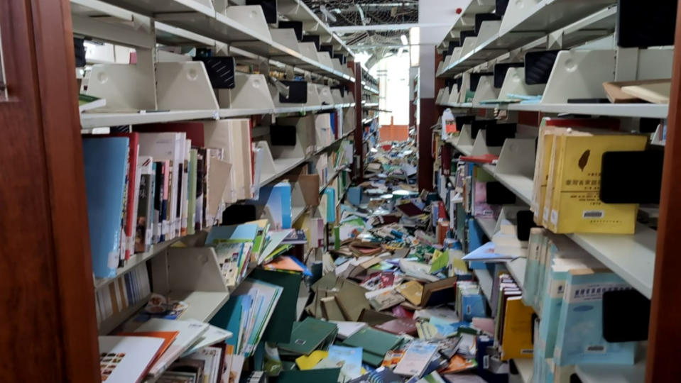 台灣圖書館在0403地震中受損嚴重。翻攝蔡蕙頻臉書