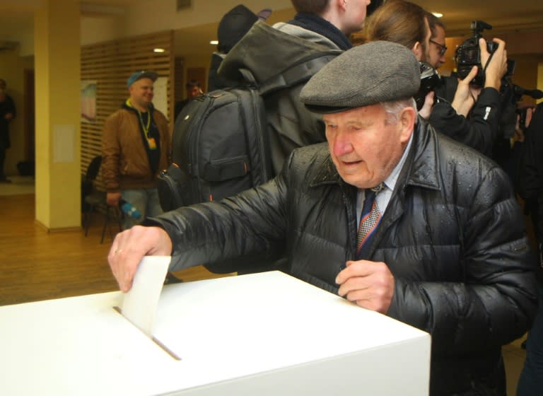 The first round of a general election in Lithuania gave the Homeland Union a slim lead with 21.70 percent followed by the Peasants and Green Union party with 21.53