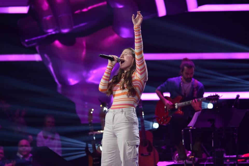 Melaniia klappert während ihres Auftrittes sämtliche Genres ab: Die 14-Jährige kann Oper, Jazz, Pop, Männer- und Kinderstimmen singen und imitieren. Damit sorgte sie bei den "The Voice Kids"-Coaches für mächtig Verwirrung - und Bewunderung versteht sich. (Bild: SAT.1 / Andre Kowalski)