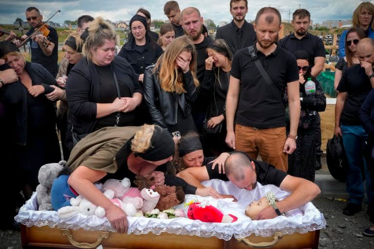 Familiares y amigos en el funeral de una niña que murió en un ataque ruso contra Vinnytsia, Ucrania (AP Foto/Efrem Lukatsky)