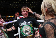 <p>Saul 'Canelo' Alvarez celebra su triunfo con su esposa Fernanda Gómez en el Estadio Arkon de Guadalajara tras la pelea con John Ryder (Reuters/Henry Romero)</p> 