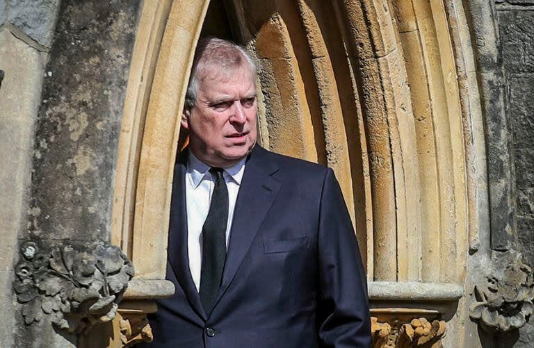 El príncipe Andrés de Gran Bretaña entra a la Capilla Real en Windsor tras el anuncio de la muerte de su padre, príncipe Felipe. (Steve Parsons/Pool Photo via AP, File)