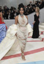 Kim Kardashian llega a la gala del Instituto del Vestido del Museo Metropolitano de Arte para celebrar la inauguración de la exposición "Karl Lagerfeld: A Line of Beauty" el lunes 1 de mayo de 2023 en Nueva York. (Foto Evan Agostini/Invision/AP)