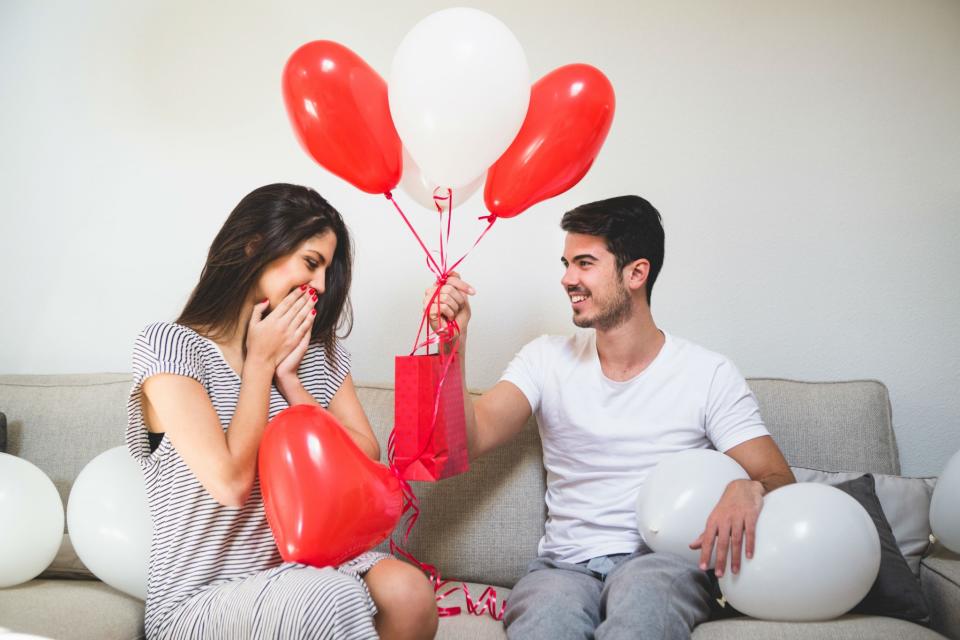 Aunque para muchos San Valentín es simplemente una excusa comercial para gastar, a nadie le molesta que se acuerden de él o de ella con un detalle, que no tiene que dejar temblando tu bolsillo. No todo es cuestión de dinero. Foto: Freepik. 