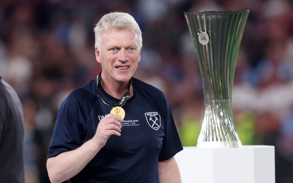 David Moyes, Manager of West Ham United, celebrates with their winners medal after the team's victory during the UEFA Europa Conference League - Alex Grimm/Getty Images