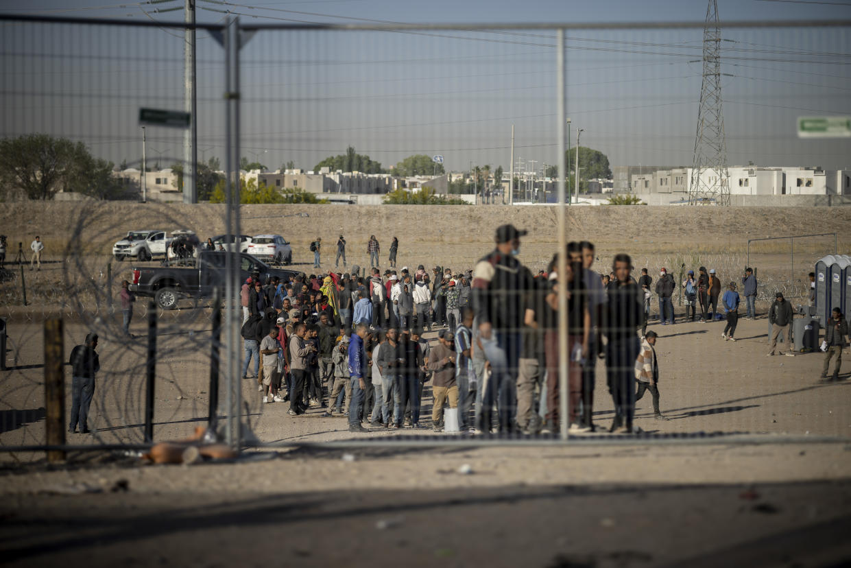 Migrantes hacen fila dentro de un campamento improvisado de migrantes para que los registren agentes de la Patrulla Fronteriza de Estados Unidos antes de procesarlos en El Paso, Texas, 12 de mayo de 2023. (Ivan Pierre Aguirre/The New York Times)