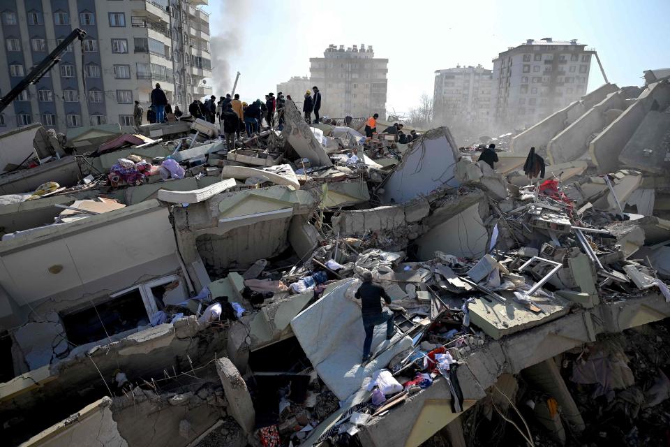 February 9, 2023: Families of victims stand as rescue officials search among the rubble of collapsed buildings in Kahramanmaras, three days after a 7,8-magnitude earthquake struck southeast Turkey. - The death toll from a huge earthquake that hit Turkey and Syria climbed to more than 17,100 on Feb. 9, as hopes faded of finding survivors stuck under rubble in freezing weather.