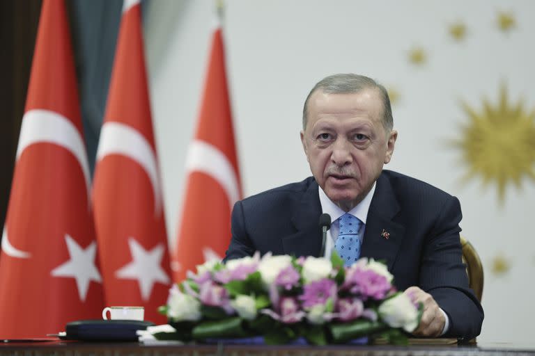 El presidente turco, Recep Tayyip Erdogan, inaugura una planta nuclear a través de un video desde el palacio presidencial en Ankara. (Turkish Presidency via AP)