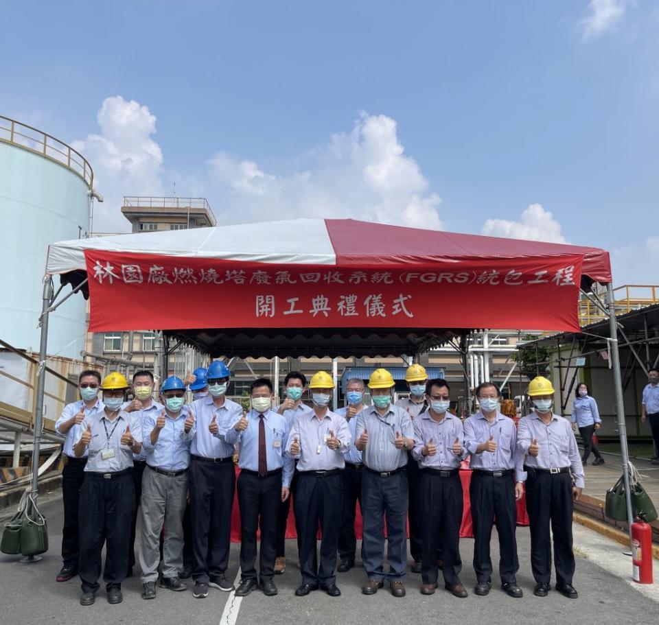 台灣中油石化事業部興建的燃燒塔氣體回收裝置，預計明年初完工啟用，屆時可大幅減少溫室氣體排放。 （記者吳門鍵攝）