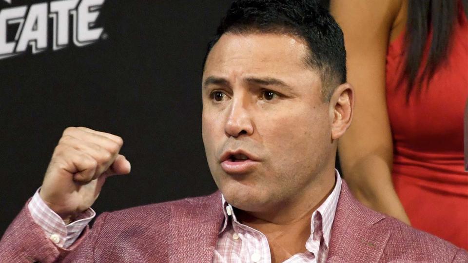 Oscar De La Hoya raising his fist.