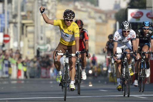 El colombiano Carlos Bentancur crucza la meta el 16 de marzo de 2014 para ganar la Paris-Niza (AFP | Eric Feferberg)