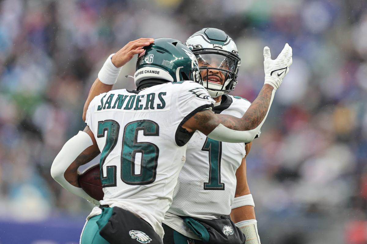 Eagles clinch playoff spot as two stars reach rare mark in milestone