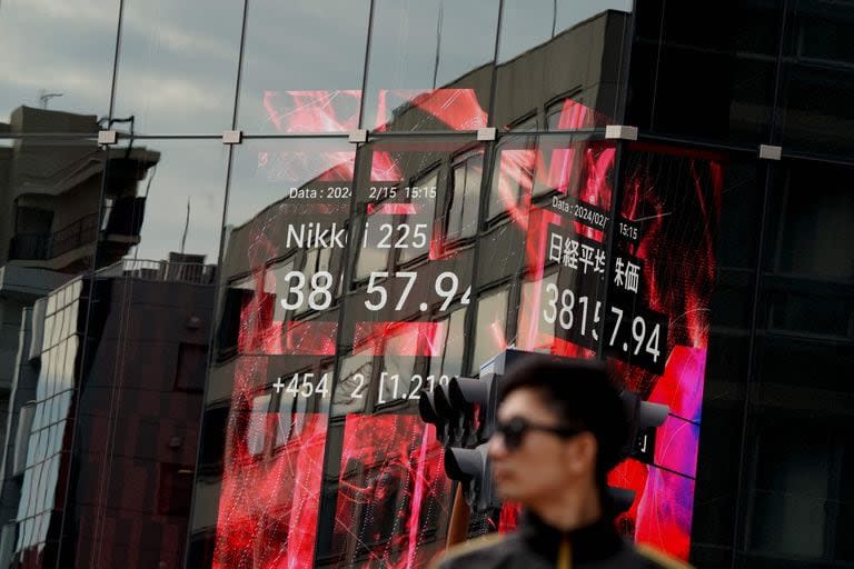 Un tablero electrónico muestra los números de cierre de la Bolsa de Valores de Tokio a lo largo el 15 de febrero de 2024. 