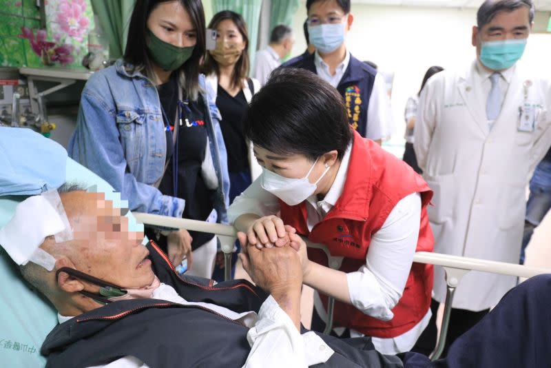 ▲台中市長盧秀燕到醫院探視68歲的林姓傷者。（圖／台中市政府提供，2023.05.10）