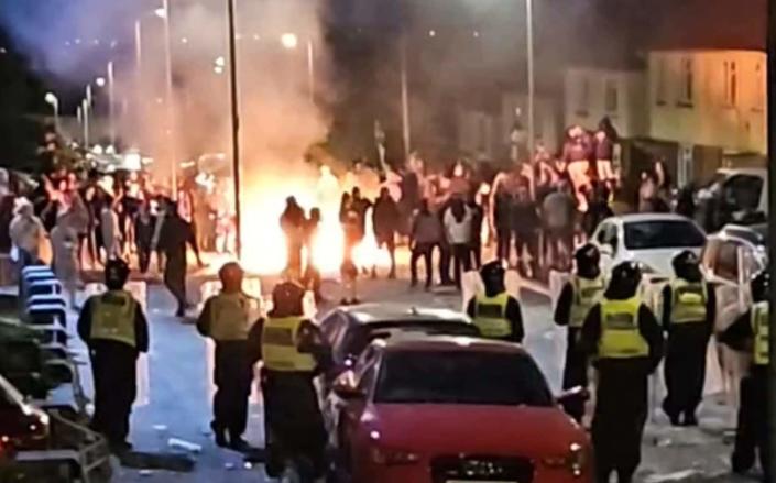 Se arrojaron cócteles molotov a los oficiales en el área de Ely en Cardiff - WALES NEWS SERVICE