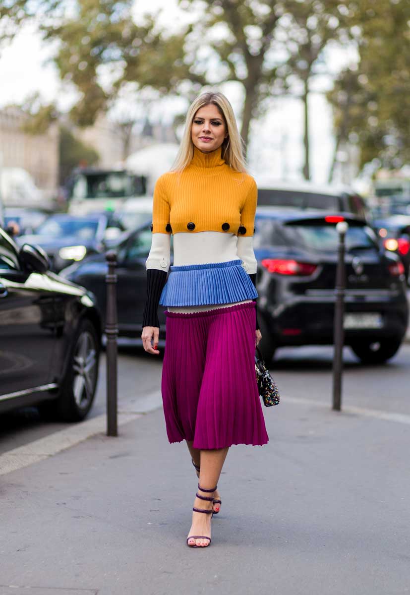 <p>Das Outfit bringt den Verkehr in Paris kurzzeitig zum Erliegen. Denn der Color-Blocking-Look von Bloggerin Lala Rudge ist schon auffällig. Dazu kommen kleine schwarze Kugeln, die direkt vor ihren Brüsten von dem Ferragamo-Kleid baumeln. In der Hand trägt sie eine kleine Fandi Bag. (Bild: Getty Images)</p>