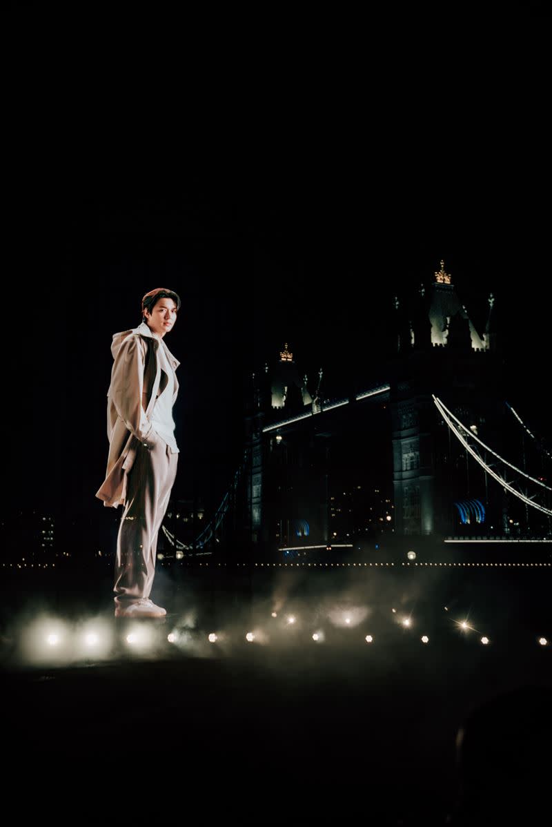 李敏鎬以高達10米的大型戶外全息投影影像驚喜現身倫敦波特菲爾德公園。（圖／品牌提供）