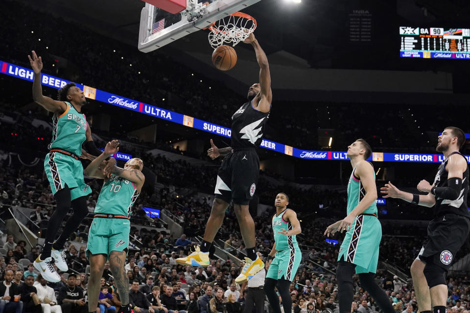 Los Angeles Clippers forward Kawhi Leonard, center, scores against the San Antonio Spurs during the second half of an NBA basketball game in San Antonio, Friday, Jan. 20, 2023. (AP Photo/Eric Gay)