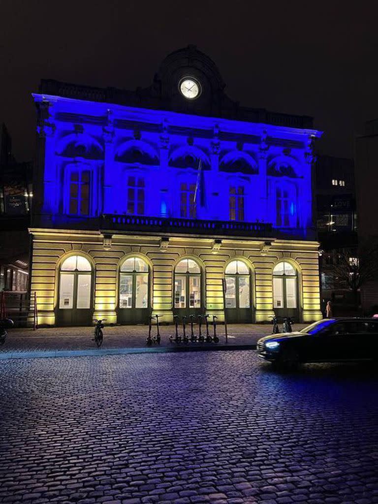 El edificio del Parlamento Europeo en Bruselas con los colores de la bandera ucraniana.