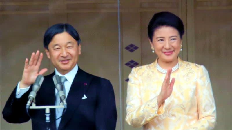 日媒用「宛如兄長」形容日皇德仁（左）與英王查爾斯三世的關係。（圖／中央社）