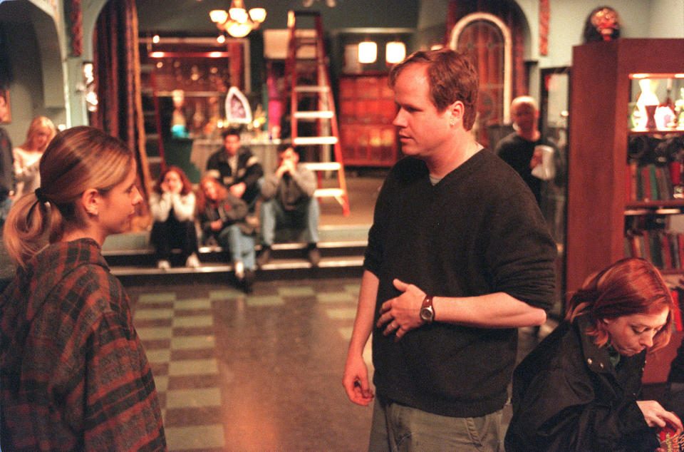 027630.0405.buffy6.RG . Joss Whedon,(right), creator, writer and director of Buffy the Vampire Slayer talks to Sarah Michelle Gellar, with cast in background. Photo by ^^^ SUNDAY MAY 20, 2001  (Photo by Robert Gauthier/Los Angeles Times via Getty Images)