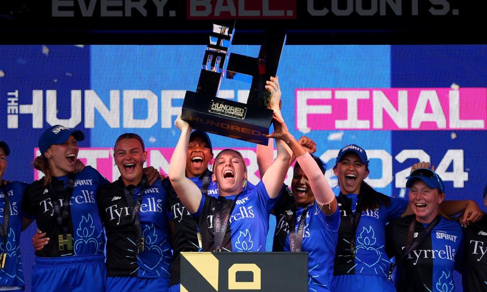 <span>Captain Heather Knight lifts the Hundred trophy at Lord’s.</span><span>Photograph: Alex Davidson/ECB/Getty Images</span>