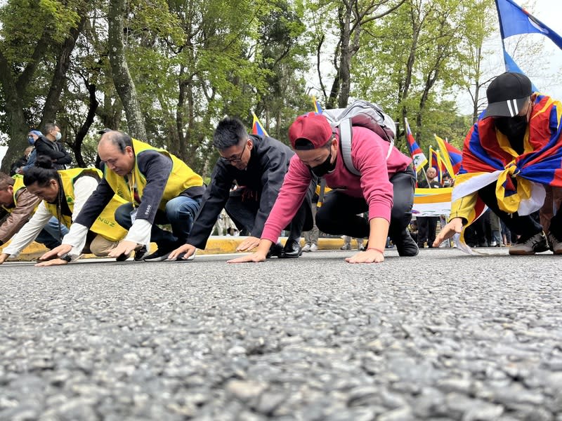 西藏抗暴65週年大遊行  與會者磕長頭 在台藏人福利協會、西藏青年會台灣分會10日舉行 「西藏抗暴65週年大遊行」，遊行隊伍途經國父紀念 館時停下「磕長頭」。「磕長頭」是藏傳佛教禮佛方 式，透過五體投地的禮拜，一來是消除業障；二來是 勇氣與信心毅力的象徵。 中央社記者李雅雯攝 113年3月10日 