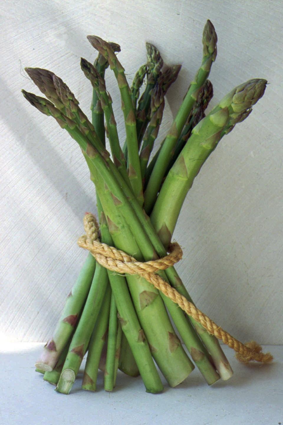 We offer tips for properly storing asparagus in the refrigerator.