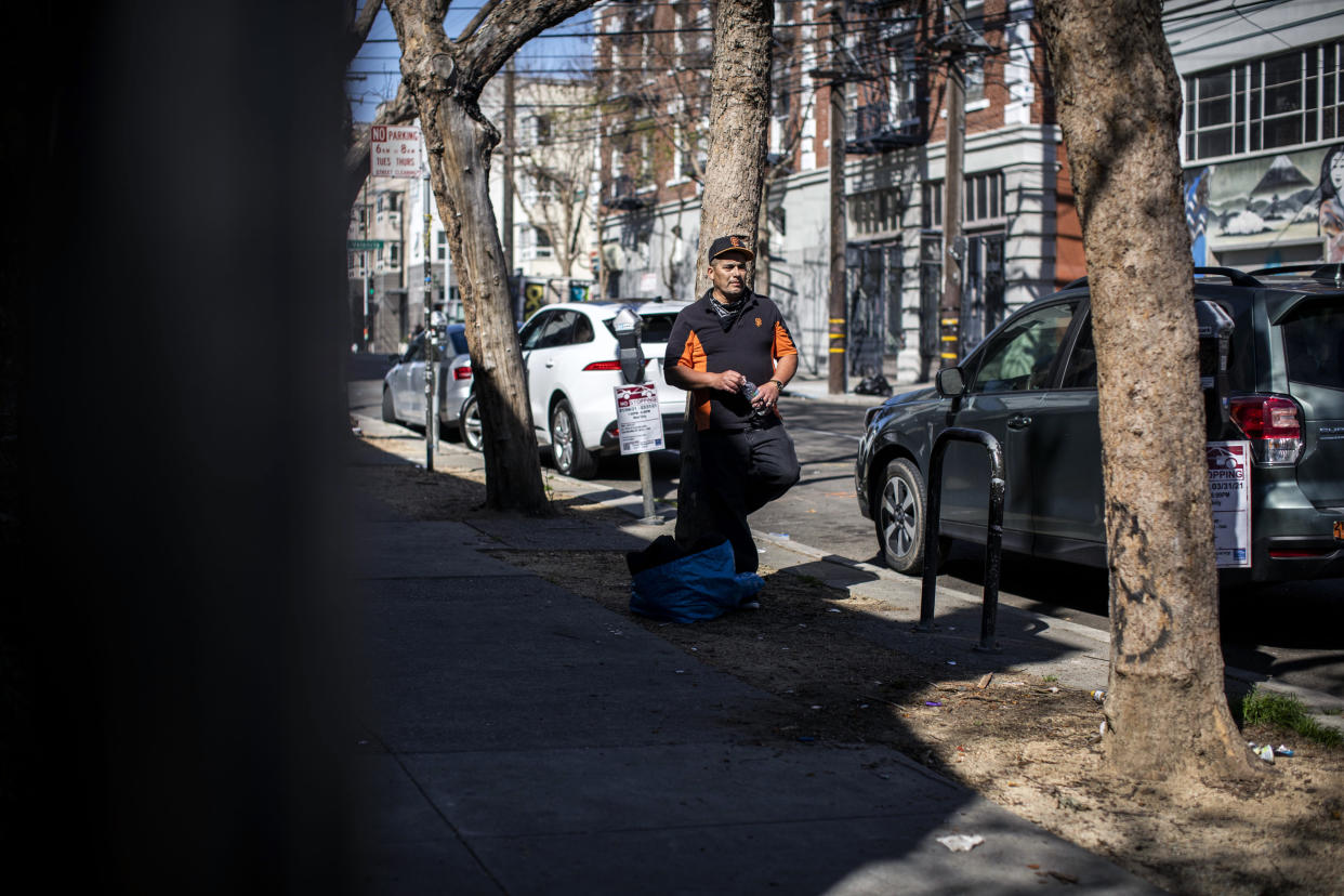 Gregory Sanchez en el lugar donde durmió en una tienda de campaña durante seis meses en Mission District, San Francisco, el 28 de marzo de 2021. (Bryan Meltz/The New York Times)