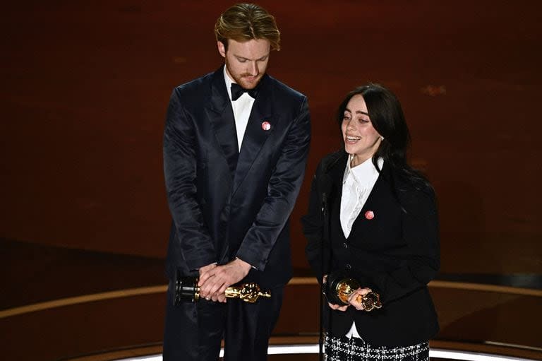 La emoción de Billie Eilish, junto a su hermano Finneas, ganadores del Oscar a Mejor canción original por 