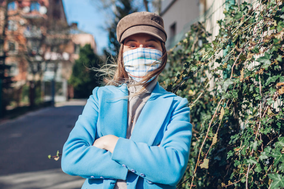 You'll want follow this checklist when buying a face mask online. (Photo: Maryviolet via Getty Images)