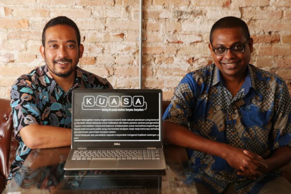 Kuasa chief executive Praba Ganesan (right) and Sharizal Shaarani pose for the cameras during a press conference April 12, 2021. — Picture by Choo Choy May