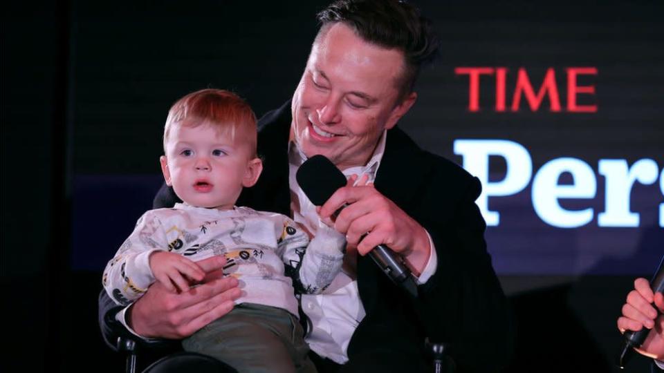 Elon Musk con su hijo X Æ A-Xii.