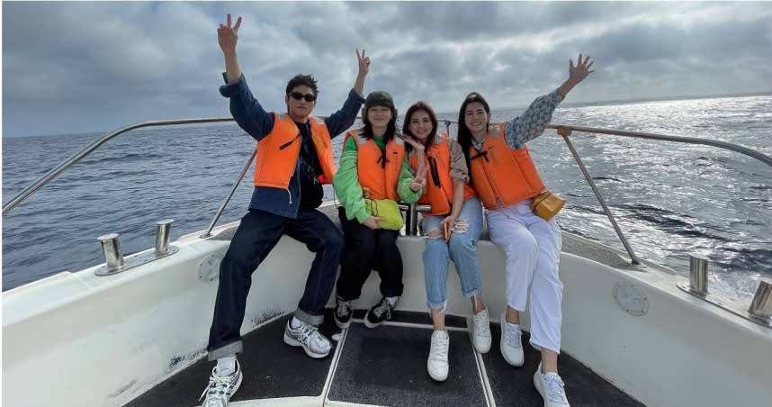 范少勳（左起）、宸頤、韋汝和任容萱到沖繩賞鯨。（圖／演員們的旅行、青春期影視提供）