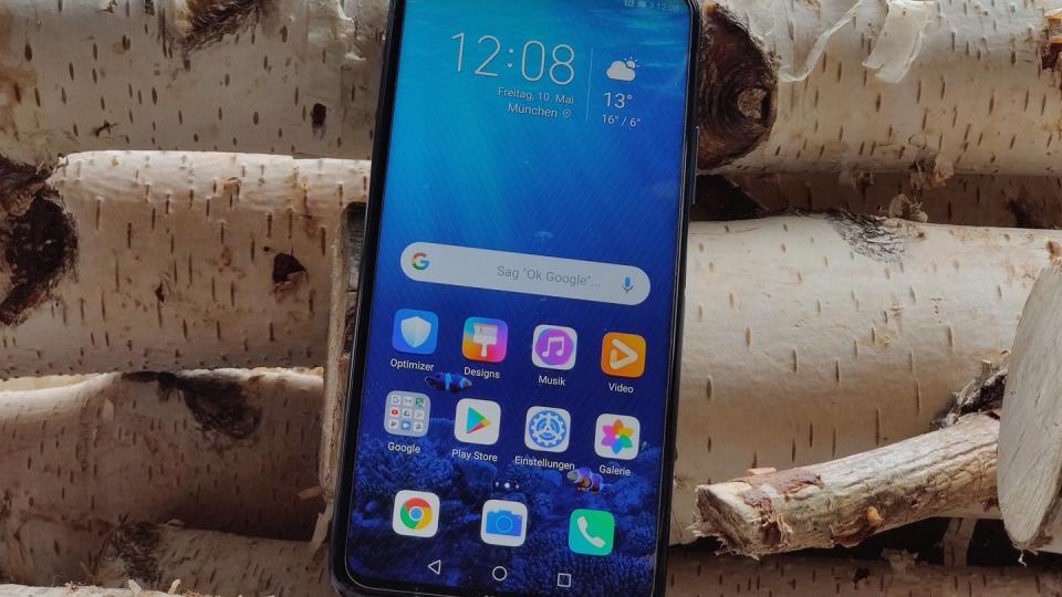 Das Honor 20 Pro kommt mit 6,26 Zoll großem Display und nur einem kleinen ausgestanzten Loch für die Frontkamera. Das Bild zeigt ein Vorserienmodell. Foto: Till Simon Nagel